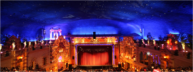 공연이 열리는 Saenger Theatre 전경